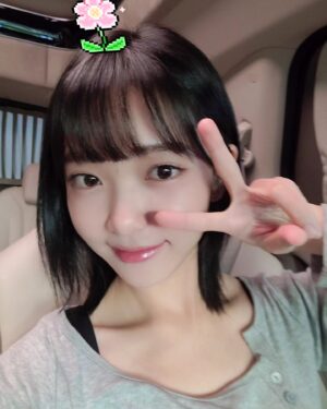 Hong Seung-hee Instagram - 머리 새로 해서 자랑하러 왔어요 희희🤭