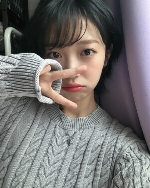 Hong Seung-hee Instagram - 옷 찢어진거 아님