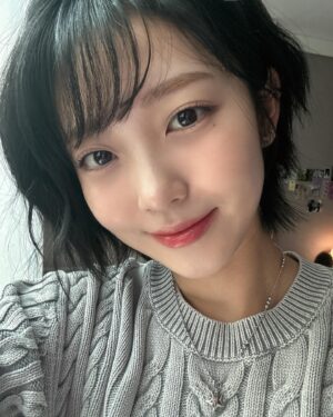 Hong Seung-hee Instagram - 옷 찢어진거 아님