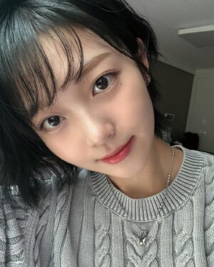 Hong Seung-hee Instagram - 옷 찢어진거 아님
