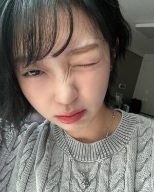 Hong Seung-hee Instagram - 옷 찢어진거 아님