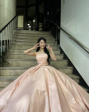 Hong Seung-hee Instagram - 포토존에서 사진 찍기🤭
