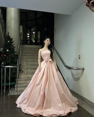 Hong Seung-hee Instagram - 포토존에서 사진 찍기🤭