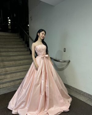 Hong Seung-hee Instagram - 포토존에서 사진 찍기🤭