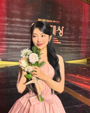 Hong Seung-hee Instagram - 시상식이 처음이라 두근두근 콩닥콩닥 했는데,,
정말 생각하지 못했던 상까지 주셔서 더더더떨렸지만
한편으로 너무나 행복했습니다,,💜
저는 정말 그림자고백의 설이를 만났기에
2023년을 버텨낼 수 있었던 것 같아요,,,
좋은 작품에 좋은 분들과 함께 할 수 있어서
너무 행복했고 감사했습니다💜
앞으로 더 많은 작품에서 다양하고 좋은 모습 보여드릴 수 있도록 열심히 노력하겠습니다.
2024년에는 다들 웃는 날이 더 많으시길 바래요!
감기 조심하세요! 해피뉴이어!🍀