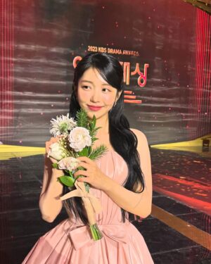 Hong Seung-hee Instagram - 시상식이 처음이라 두근두근 콩닥콩닥 했는데,,
정말 생각하지 못했던 상까지 주셔서 더더더떨렸지만
한편으로 너무나 행복했습니다,,💜
저는 정말 그림자고백의 설이를 만났기에
2023년을 버텨낼 수 있었던 것 같아요,,,
좋은 작품에 좋은 분들과 함께 할 수 있어서
너무 행복했고 감사했습니다💜
앞으로 더 많은 작품에서 다양하고 좋은 모습 보여드릴 수 있도록 열심히 노력하겠습니다.
2024년에는 다들 웃는 날이 더 많으시길 바래요!
감기 조심하세요! 해피뉴이어!🍀