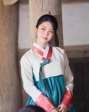 Hong Seung-hee Instagram - 🌺
오늘밤 11시 10분 KBS2 <그림자고백>
#그림자고백 #설이