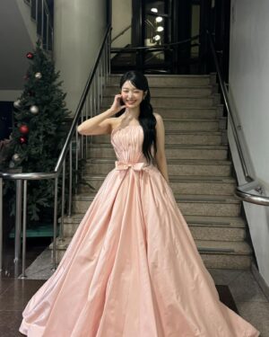 Hong Seung-hee Instagram - 포토존에서 사진 찍기🤭