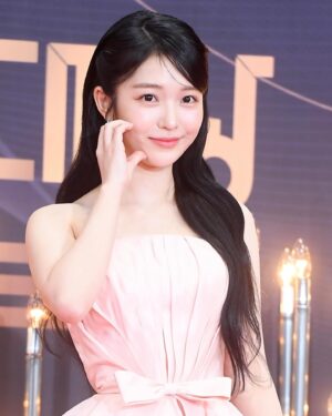 Hong Seung-hee Instagram - 시상식이 처음이라 두근두근 콩닥콩닥 했는데,,
정말 생각하지 못했던 상까지 주셔서 더더더떨렸지만
한편으로 너무나 행복했습니다,,💜
저는 정말 그림자고백의 설이를 만났기에
2023년을 버텨낼 수 있었던 것 같아요,,,
좋은 작품에 좋은 분들과 함께 할 수 있어서
너무 행복했고 감사했습니다💜
앞으로 더 많은 작품에서 다양하고 좋은 모습 보여드릴 수 있도록 열심히 노력하겠습니다.
2024년에는 다들 웃는 날이 더 많으시길 바래요!
감기 조심하세요! 해피뉴이어!🍀