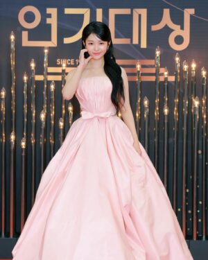 Hong Seung-hee Instagram - 시상식이 처음이라 두근두근 콩닥콩닥 했는데,,
정말 생각하지 못했던 상까지 주셔서 더더더떨렸지만
한편으로 너무나 행복했습니다,,💜
저는 정말 그림자고백의 설이를 만났기에
2023년을 버텨낼 수 있었던 것 같아요,,,
좋은 작품에 좋은 분들과 함께 할 수 있어서
너무 행복했고 감사했습니다💜
앞으로 더 많은 작품에서 다양하고 좋은 모습 보여드릴 수 있도록 열심히 노력하겠습니다.
2024년에는 다들 웃는 날이 더 많으시길 바래요!
감기 조심하세요! 해피뉴이어!🍀