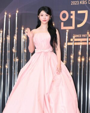 Hong Seung-hee Instagram - 시상식이 처음이라 두근두근 콩닥콩닥 했는데,,
정말 생각하지 못했던 상까지 주셔서 더더더떨렸지만
한편으로 너무나 행복했습니다,,💜
저는 정말 그림자고백의 설이를 만났기에
2023년을 버텨낼 수 있었던 것 같아요,,,
좋은 작품에 좋은 분들과 함께 할 수 있어서
너무 행복했고 감사했습니다💜
앞으로 더 많은 작품에서 다양하고 좋은 모습 보여드릴 수 있도록 열심히 노력하겠습니다.
2024년에는 다들 웃는 날이 더 많으시길 바래요!
감기 조심하세요! 해피뉴이어!🍀