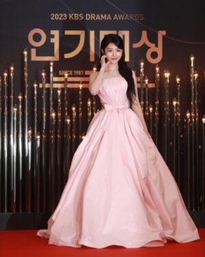 Hong Seung-hee Instagram - 시상식이 처음이라 두근두근 콩닥콩닥 했는데,,
정말 생각하지 못했던 상까지 주셔서 더더더떨렸지만
한편으로 너무나 행복했습니다,,💜
저는 정말 그림자고백의 설이를 만났기에
2023년을 버텨낼 수 있었던 것 같아요,,,
좋은 작품에 좋은 분들과 함께 할 수 있어서
너무 행복했고 감사했습니다💜
앞으로 더 많은 작품에서 다양하고 좋은 모습 보여드릴 수 있도록 열심히 노력하겠습니다.
2024년에는 다들 웃는 날이 더 많으시길 바래요!
감기 조심하세요! 해피뉴이어!🍀