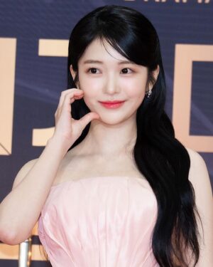 Hong Seung-hee Instagram - 시상식이 처음이라 두근두근 콩닥콩닥 했는데,,
정말 생각하지 못했던 상까지 주셔서 더더더떨렸지만
한편으로 너무나 행복했습니다,,💜
저는 정말 그림자고백의 설이를 만났기에
2023년을 버텨낼 수 있었던 것 같아요,,,
좋은 작품에 좋은 분들과 함께 할 수 있어서
너무 행복했고 감사했습니다💜
앞으로 더 많은 작품에서 다양하고 좋은 모습 보여드릴 수 있도록 열심히 노력하겠습니다.
2024년에는 다들 웃는 날이 더 많으시길 바래요!
감기 조심하세요! 해피뉴이어!🍀
