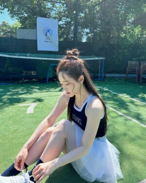 Hong Soo-ah Instagram - 오앙 이쁀 공쥬 스커트 가실게요🎾😚💕
리본양말🎀 사랑스럽다 🫶🏻 

”diadora x miraJ ” 💕

#디아도라 #미라제이 
#diadora #miraj 
#윌슨테니스 
#블레이드V9