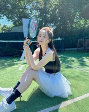 Hong Soo-ah Instagram - 오앙 이쁀 공쥬 스커트 가실게요🎾😚💕
리본양말🎀 사랑스럽다 🫶🏻 

”diadora x miraJ ” 💕

#디아도라 #미라제이 
#diadora #miraj 
#윌슨테니스 
#블레이드V9