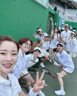 Hong Soo-ah Instagram - #내일은위닝샷 
#전국대회 
잼나게 보셨나요? 😇

울 온니들 동생들 ✨
너뮤너뮤 잘하쥬 😍🫶🏻💕💕

정말 많은분들이 응원 와 주셨뉸데
사진에 다 담지못해 미안해요🥹🙏🏻 

예쁘규 멋진분들과 함께 해서
더욱 영광이였슙니댜 💖✨🫶🏻

모두가 
눈물바다가 된 사연,,, 
💧💧🥹

드디어 이번쥬 6.30 금욜밤

대망의 “마지막회” 입니댜 😭

끝까지 
함께 해 주셔요😇🙏🏻💕💕