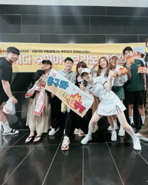 Hong Soo-ah Instagram - #내일은위닝샷 
#전국대회 
잼나게 보셨나요? 😇

울 온니들 동생들 ✨
너뮤너뮤 잘하쥬 😍🫶🏻💕💕

정말 많은분들이 응원 와 주셨뉸데
사진에 다 담지못해 미안해요🥹🙏🏻 

예쁘규 멋진분들과 함께 해서
더욱 영광이였슙니댜 💖✨🫶🏻

모두가 
눈물바다가 된 사연,,, 
💧💧🥹

드디어 이번쥬 6.30 금욜밤

대망의 “마지막회” 입니댜 😭

끝까지 
함께 해 주셔요😇🙏🏻💕💕