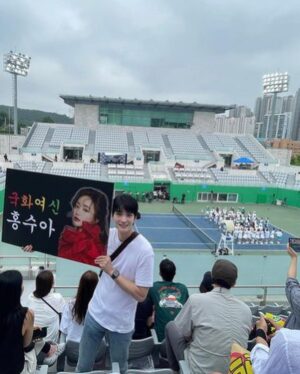Hong Soo-ah Instagram - #내일은위닝샷 
#전국대회 
잼나게 보셨나요? 😇

울 온니들 동생들 ✨
너뮤너뮤 잘하쥬 😍🫶🏻💕💕

정말 많은분들이 응원 와 주셨뉸데
사진에 다 담지못해 미안해요🥹🙏🏻 

예쁘규 멋진분들과 함께 해서
더욱 영광이였슙니댜 💖✨🫶🏻

모두가 
눈물바다가 된 사연,,, 
💧💧🥹

드디어 이번쥬 6.30 금욜밤

대망의 “마지막회” 입니댜 😭

끝까지 
함께 해 주셔요😇🙏🏻💕💕