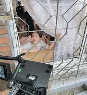Hong Soo-ah Instagram - 드디어 오늘 개봉!!🦋
 오예!!!🎊🎊💖

나비효과 촬영시기가 
작년 늦여름 한창 
추꾸 시작할때 였어요 😂
팔둑에 멍은 
작년에 #골때녀 하다가🥹⚽️
영광의상처 🫠🏥

힘들어도 행복했슙니댜 힣 😇

마음이 따듯해지는 #영화나비효과 
🦋💕
“힘든시기 여러분 모두 힘내세요!”

영화 보러 많이 와주세요오 💜💜