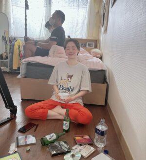 Hong Soo-ah Instagram - 드디어 오늘 개봉!!🦋
 오예!!!🎊🎊💖

나비효과 촬영시기가 
작년 늦여름 한창 
추꾸 시작할때 였어요 😂
팔둑에 멍은 
작년에 #골때녀 하다가🥹⚽️
영광의상처 🫠🏥

힘들어도 행복했슙니댜 힣 😇

마음이 따듯해지는 #영화나비효과 
🦋💕
“힘든시기 여러분 모두 힘내세요!”

영화 보러 많이 와주세요오 💜💜
