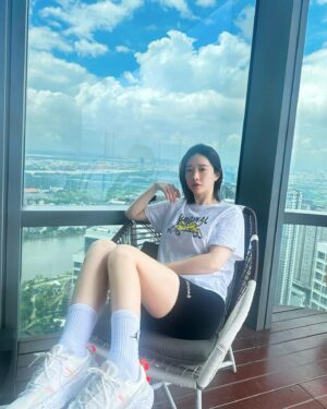 Hong Soo-ah Instagram - 이니셜 새겨쥬신 
귀여운 #레깅스 
핏 너뮤이뽀요🤩👖💕

핑크성당 아름답댜 😍🙏🏻

In vietnam