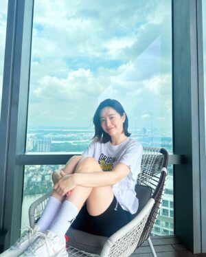 Hong Soo-ah Instagram - 이니셜 새겨쥬신 
귀여운 #레깅스 
핏 너뮤이뽀요🤩👖💕

핑크성당 아름답댜 😍🙏🏻

In vietnam