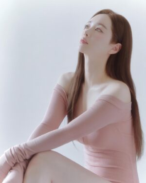 Hong Soo-ah Instagram - 피티8개월 
여왕님이 만들어쥰 
예쁜바디핏🥳🩵🩵