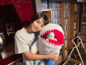 Honoka Matsumoto Instagram - .
お馴染みジョーズくん&小ジョーズくん🦈

#ミワさんなりすます 
#松本穂香 
#ジョーズくん顔見えてなくてごめん