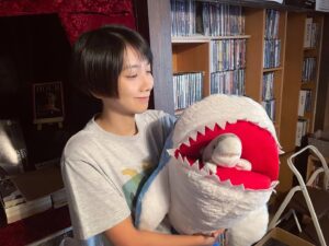 Honoka Matsumoto Instagram - .
お馴染みジョーズくん&小ジョーズくん🦈

#ミワさんなりすます 
#松本穂香 
#ジョーズくん顔見えてなくてごめん