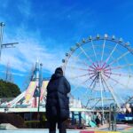 Honoka Matsumoto Instagram - . 2月のとある日🎡🌈 あるドラマの超重要シーンの撮影にて 松本の出番はなかったのですが現場に立ち会いに行きました。 見るだけのつもりが 最後のドローンで撮るカットにいつの間にかエキストラとして参加していました。 MGも松本に付き添って参加したのですが 松本、めちゃくちゃ全力でエキストラとしての任務を果たしておりました。 さすが女優だと思いました。 松本穂香、念願のエキストラ出演が叶った日でした。 絶対に見つけられないので探そうとしないでくださいね🫡 #出番ないのにエキストラ出演しちゃう松本穂香って奴　 #ドローンカットのみなので他のカットには出ていません #3枚目モニターチェックをする松本 #最後は撮影後に普通に遊ぶ松本