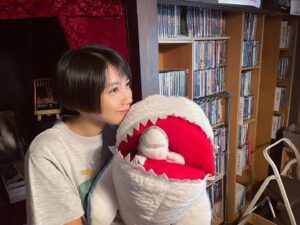 Honoka Matsumoto Instagram - .
お馴染みジョーズくん&小ジョーズくん🦈

#ミワさんなりすます 
#松本穂香 
#ジョーズくん顔見えてなくてごめん