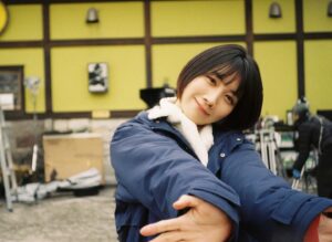 Honoka Matsumoto Instagram - .
テレ東開局60周年連続ドラマ「95」
本日からスタートです💨

3404434112724454

#95 
#キュウゴー 
#キュウゴーと読みます
#松本穂香 
#オフショットだいたいこのポーズしてる
#困ったらこれしときゃいいと思ってる