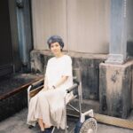 Honoka Matsumoto Instagram - . 八海サマに全てを話し、逮捕され、 45歳になるという怒涛の第5週。 16年の服役中、推しから供給される潤いがないまま過ごすとここまでやつれてしまいました… #ミワさんなりすます #松本穂香 #おばしょっと #悪い顔