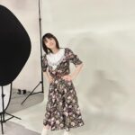 Honoka Matsumoto Instagram - . 空き時間に楽屋でなぜかホラー映画を観だした松本👀 観ながら「うわっ」とか「なんで〜」とか言ってるし きっと楽屋の前を通る人にはホラー映画の独特な音楽が漏れ聞こえていたはず… このあとホラーに引きづられることもなく、颯爽と撮影に向かっていったのでした。 #ラフな生活のススメ #松本穂香 #1枚目はすごくブレましたがそのまま載せます