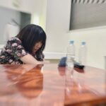 Honoka Matsumoto Instagram - . 空き時間に楽屋でなぜかホラー映画を観だした松本👀 観ながら「うわっ」とか「なんで〜」とか言ってるし きっと楽屋の前を通る人にはホラー映画の独特な音楽が漏れ聞こえていたはず… このあとホラーに引きづられることもなく、颯爽と撮影に向かっていったのでした。 #ラフな生活のススメ #松本穂香 #1枚目はすごくブレましたがそのまま載せます