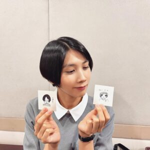 Honoka Matsumoto Instagram - .
ミワさんステッカー作りました。

2パターンあります。

※販売の予定はありません。
街でMGと遭遇すれば貰えるかもしれません。

本日は第11話の放送です！🍪

#ミワさんなりすます 
#松本穂香