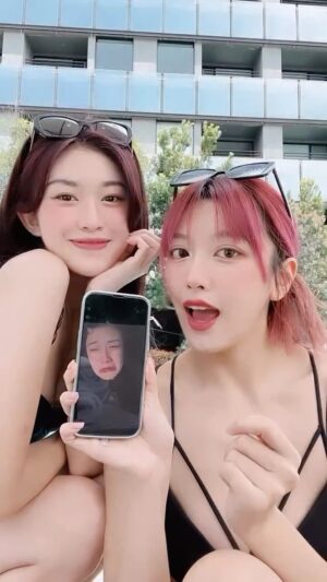 Hsin-Ling Chi Instagram - ☀️👙❤️
好久沒當泳池女了
feat辛蒂王妃（手機裡的那個是）