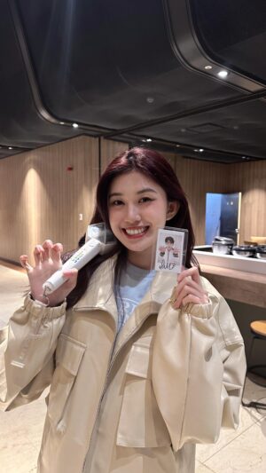 Hsin-Ling Chi Instagram - 居然能被選到跟Xiumin同台？！
我今天是什麼幸運之人 啊啊啊啊啊啊啊ಥ_ಥ
本來就特別愛藍色 現在藍色會變成我的幸運色了

@e_xiu_o  #社長偶像超市粉絲見面會 #社長偶像超市 
#EXO #XIUMIN #시우민