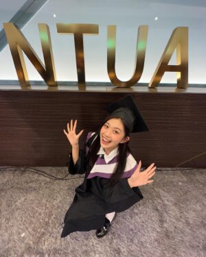 Hsin-Ling Chi Instagram - 四年咻一下就過去啦！🎓