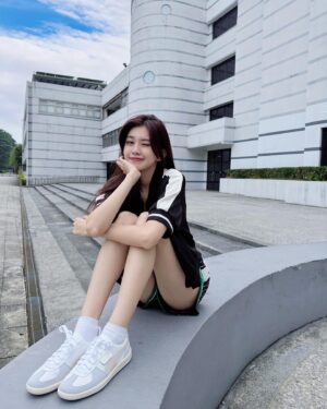 Hsin-Ling Chi Instagram - 快畢業了 趁畢業之前在這個場景多拍照（？ 哈哈哈

With #puma