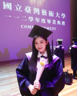 Hsin-Ling Chi Instagram - 四年咻一下就過去啦！🎓