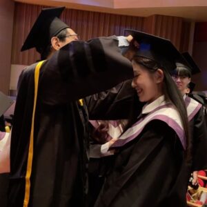 Hsin-Ling Chi Instagram - 四年咻一下就過去啦！🎓