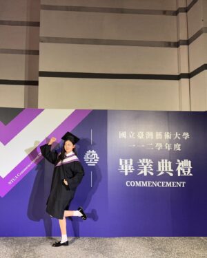 Hsin-Ling Chi Instagram - 四年咻一下就過去啦！🎓