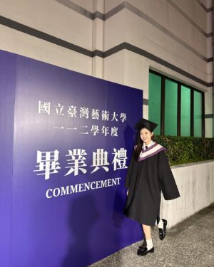 Hsin-Ling Chi Instagram - 四年咻一下就過去啦！🎓