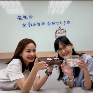 Hsing-Chen Yeh Instagram - 玲玲先生♥️
お誕生日おめでとう🫶🏼

認識老師兩年多了很像家人也很像朋友，
每週見面都分享著彼此的生活，
從我們很愛聊的美食話題、日本的旅遊資訊，
甚至是孩童的教育問題。
（啊？我根本沒小孩啊👶🏻）
有時候不小心扯太遠會像忘了還在上日文課😅

老師說他沒吃過很紅的紅葉蛋糕
上課前立刻去買來送給老蘇🤲🏼

雙子座的大家✨生日快樂🎂

————————————————

先生と知り合ってからもう二年以上になります。
先生は家族のようでもあり、友達のようでもあります。毎週会ってお互いの生活をシェアしています。
私たちが大好きな美食の話題や日本の旅行情報、
子供の教育問題についてさえも話しています
（えっ？私には子供がいないのに👶🏻）
時々話が脱線して、
日本語の授業中であることを忘れてしまいます😅

先生があの有名な紅葉蛋糕を食べたことがないと言っていたので、
授業の前に
すぐ買って先生に差し上げました🤲🏼。

双子座の皆さん✨
お誕生日おめでとう🎂

💬 @geostaiwan