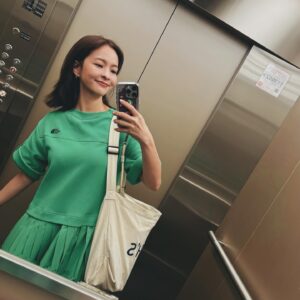 Hsing-Chen Yeh Instagram - 那天與日本朋友聊天，
她說她很害怕「皮蛋」。

「え～為何！我超愛皮蛋的！」
皮蛋擁護者的我說著

今早切著它，
仔細想想這黑色半透明的蛋，
中間還流著墨綠色的心，
嗯⋯的確不知如何推薦下去😅

今天早餐吃的是蛋蛋夾皮蛋🥹👍🏾讚！

◠◡◠◡◠◡◠◡◠◡◠◡◠◡◠◡◠◡◠◡◠◡◠◡◠◡◠◡◠◡

あの日　日本の友達としゃべる時
彼女は「ピーダンが怖い」と言ってた

ピータンを擁護するの私は
「え？なんで？ピータンが大好き！」と言った

今日の朝、ピータンを切る時、
よくよく考えている

黒くて透明の卵
中でくろみどりのとろりの卵黄..
ん...お勧め知らないです...ね😅

今日の朝ご飯は
ピーダンダンビンです🥹👍🏾最高！

💬 @geostaiwan