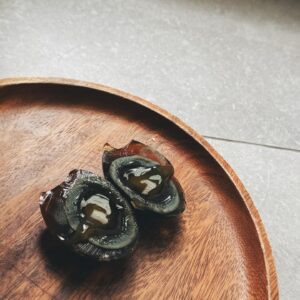 Hsing-Chen Yeh Instagram - 那天與日本朋友聊天，
她說她很害怕「皮蛋」。

「え～為何！我超愛皮蛋的！」
皮蛋擁護者的我說著

今早切著它，
仔細想想這黑色半透明的蛋，
中間還流著墨綠色的心，
嗯⋯的確不知如何推薦下去😅

今天早餐吃的是蛋蛋夾皮蛋🥹👍🏾讚！

◠◡◠◡◠◡◠◡◠◡◠◡◠◡◠◡◠◡◠◡◠◡◠◡◠◡◠◡◠◡

あの日　日本の友達としゃべる時
彼女は「ピーダンが怖い」と言ってた

ピータンを擁護するの私は
「え？なんで？ピータンが大好き！」と言った

今日の朝、ピータンを切る時、
よくよく考えている

黒くて透明の卵
中でくろみどりのとろりの卵黄..
ん...お勧め知らないです...ね😅

今日の朝ご飯は
ピーダンダンビンです🥹👍🏾最高！

💬 @geostaiwan