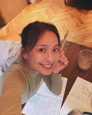 Hsing-Chen Yeh Instagram - 咖啡、日文日記與我。
整整寫了3小時😳
筆記本都快被擦破了⋯
@geostaiwan 

2. 日文版⋯偶盡力惹🤯
3. 中文版
4. 苦惱的人
5. 亂七八糟的桌子