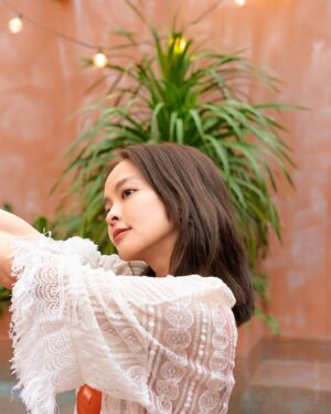 Hsing-Chen Yeh Instagram - 時常覺得我的快樂深受著太陽影響，
或許有人和我一樣。 
晴天，身體會特別早喚我起床，
心情也會掛上一幅亮黃色的大笑臉 ‘ᴗ’ .ᐟ.ᐟ 
 
而炙熱的夏日，則是我最愛的季節。
捉到一個假期，海風一路相伴，
踏上通往南方的輕旅途， 
此刻正是享受陽光與海灘的絕佳時刻🏖️
 
關於日曬，膚色健康一點沒關係， 
但髮絲的光澤可不能少！ 
 
這次的旅途特別帶上了— rahua 島嶼花園煥活系列 ，
含有多種維他命可以補充頭髮所需營養，因為是天然植萃製成，我覺得洗後有種潔淨的清爽感 ，搭配潤髮與免沖洗護髮乳一起使用，吹完頭髮蓬鬆柔亮、好舒服😌🤍 
甜而不膩的花果香氣，更是放大了每個美好的度假瞬間。🥥🌺 
 
之前在限動跟大家分享過，rahua是以100%純植物成分製造，絕不進行動物實驗。每瓶島嶼花園煥活系列的商品，還會將銷售所得的10%收益使用於保護加拉帕戈斯群島，守護當地的生態與環境。 
 
有了rahua溫柔地滋養著髮絲， 
就能讓我盡情地享受太陽贈予的快樂激素✨
 
 win-win .ᐟ.ᐟ triple win .ᐟ .ᐟ 
 
 #秀髮的綜合維他命 #rahua粉紅火烈鳥計畫