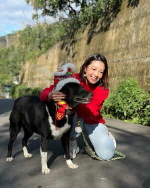 Huang Weiting Instagram - 新年是個給予愛的日子
我們很幸福地與家人跟朋友團聚
但也有人在幫忙照顧好多可愛的角色
能在一年之初，付出愛，是更能讓心靈富足的方法之一🫶🏻
-
佳見與薇渟
獨家與保鑣
來陪浪浪們過新年
加菜、還加愛☺️
-
大家知道我腦公 @_________mv_________ 雖然他已有一個寶貝女兒uni，但他還是對於狗狗有著極大愛心～
而我本人對於浪浪也很想盡量多盡一份心力～
因為我太喜歡貓狗兔子鳥馬豹獅子長頸鹿…（會不會太多？）
所以題外話有什麼浪浪或是公益，若有需要歡迎聯繫J裡。
-
想讓大家知道，狗園女主人，鄭媽媽是用她過去工作攢來的積蓄來照顧這麼多隻浪浪的～
這樣的支撐我無法用言語來形容～
我只覺得很偉大。
所以。希望大家可以伸出手，提供他們需要而你們也樂意的幫助予 #八里鄭媽媽狗園
-
這次過年這樣過
很有意義。
-
也很有幸我可以認識我心目中的王子，雙子座腦公
認識你即將第9年，有你陪著我去做這些事，真的很幸福唷🫶🏻